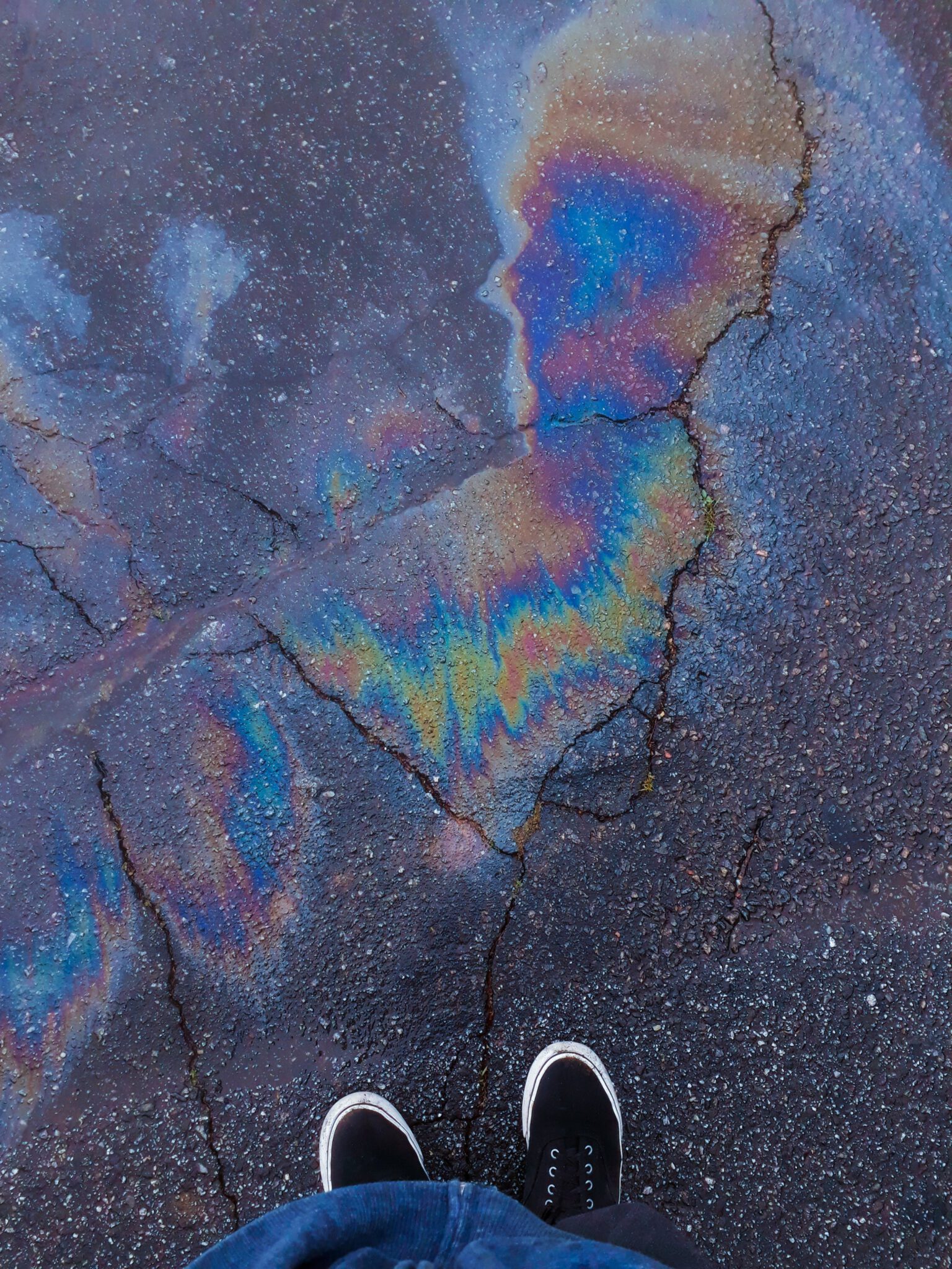 Бензиновые разводы на воде